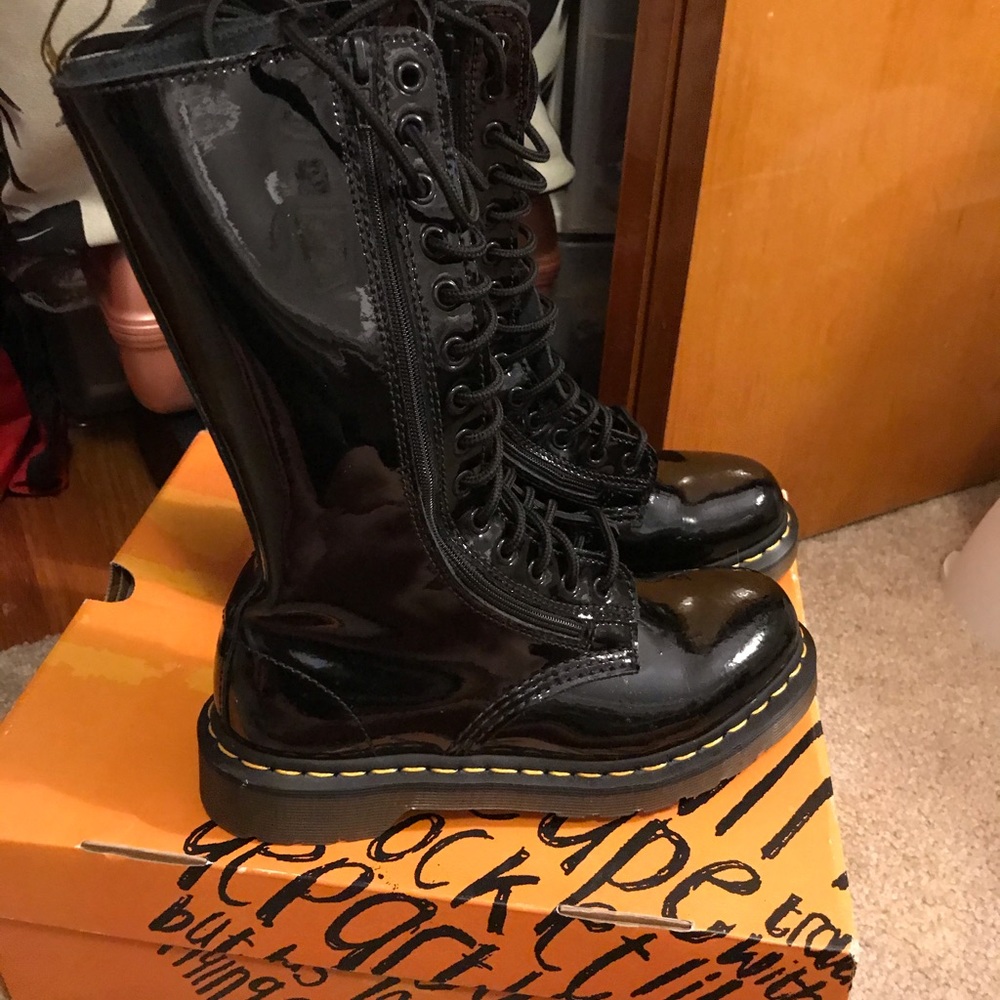Dr Marten high boot. Shiny black. Size 7.